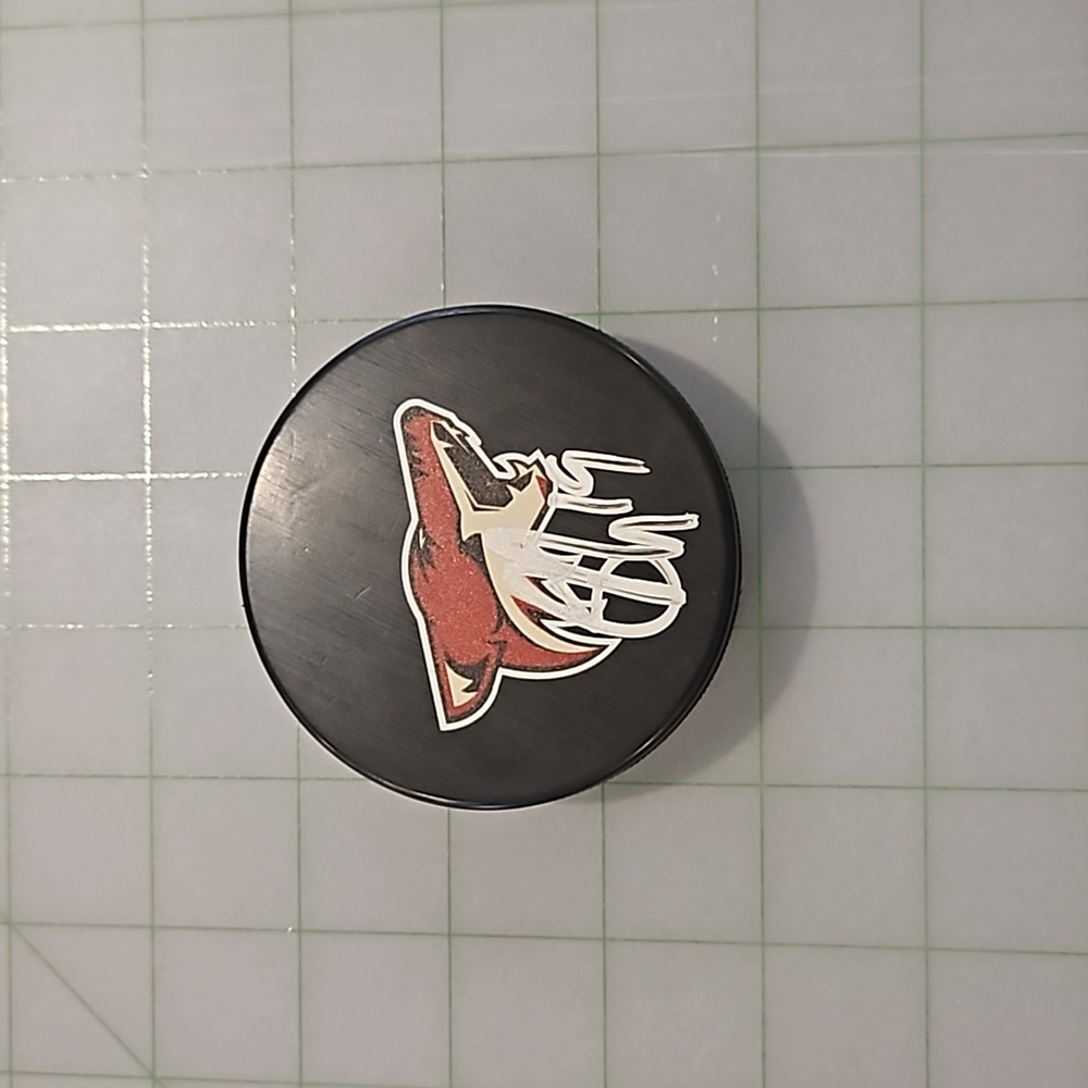 Coyotes hockey puck signed by Shane Doan